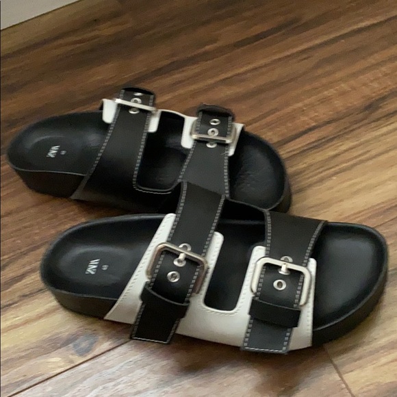 Big buckle black and white sandals - Picture 3 of 3